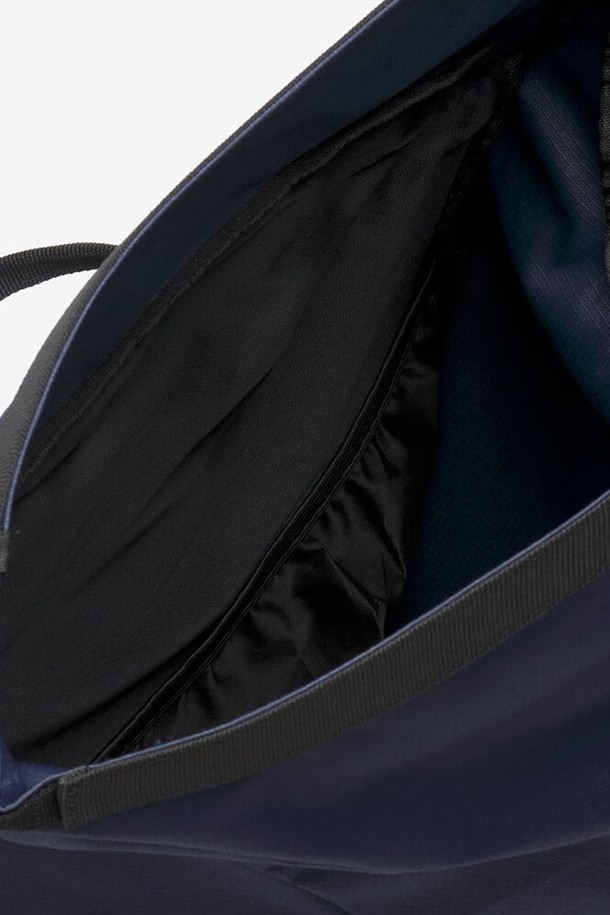 까웨(KWAY) 비브르 백팩 Y255EOP422는 네이비 색상의 남성용 라지 사이즈 백팩입니다. 폴리에스테르와 나일론 소재로 제작되었으며, 방수 기능과 사이즈 조절 기능이 있습니다. 사각 형태의 무지 디자인에 버클 장식이 있으며, 여행이나 하이킹에 적합하고 패딩 어깨끈, 힙 스태빌라이징 스트랩, 다수의 외부 포켓, 유틸리티 훅, 메인 오프닝 시스템, 방수 앞면 지퍼 포켓, 드로우스트링 메쉬 사이드 포켓, 패딩 선글라스/고글 포켓과 같은 특징을 가지고 있으며, 지퍼형과 조임용 끈으로 잠금 가능합니다.
