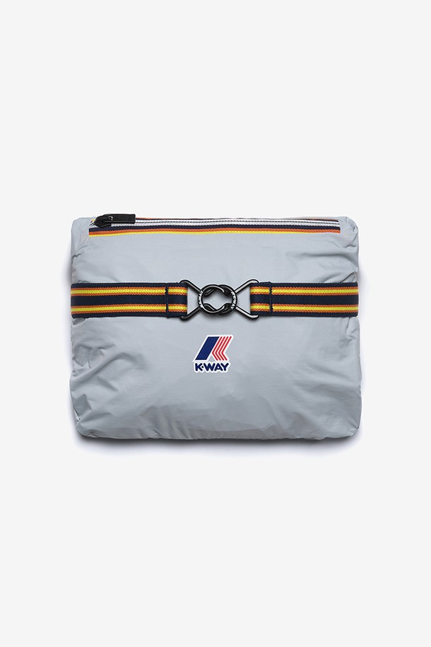 까웨(KWAY) 르브레 4.0 클로드 이스트 패커블 재킷 Y255EUJ908은 봄, 여름, 가을에 활용하기 좋은 남녀 공용 패커블 재킷입니다. 가볍고 부드러운 나일론 소재로 제작되어 편안한 착용감을 제공하며, 레귤러 핏으로 어떤 스타일에도 자연스럽게 어울립니다. 방수, 방풍, 통기 기능으로 아웃도어 활동은 물론 일상에서도 쾌적하게 착용할 수 있습니다. 등판 통기성이 뛰어나 활동량이 많은 날에도 쾌적함을 유지해주며, 후드가 있어 갑작스러운 날씨 변화에도 유용합니다. 스포티, 캐주얼, 고프코어 스타일을 즐기는 분들께 여행, 산책, 등산 시 활용하기 좋은 아이템입니다.
