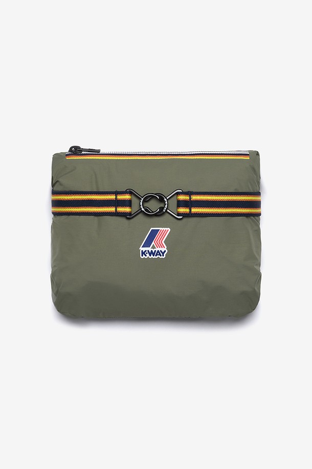 까웨(KWAY) 르브레 4.0 클로드 이스트 패커블 재킷은 남녀 공용으로, 봄, 여름 시즌에 활용하기 좋은 윈드브레이커입니다. 카키 색상의 무지 디자인으로 스포티, 캐주얼, 고프코어 스타일을 연출할 수 있습니다. 얇고 부드러운 나일론 소재로 제작되어, 가볍고 편안한 착용감을 제공하며, 레귤러핏에 집업 형태로 간편하게 입고 벗을 수 있습니다. 후드 조절 기능, 등 통기성, 방수 심실링, DWR 코팅, 아시안핏을 적용하여 기능성을 높였으며, 방수, 통기, 경량, 패커블 기능으로 여행, 산책, 캠핑 등 다양한 아웃도어 활동에 적합합니다.
