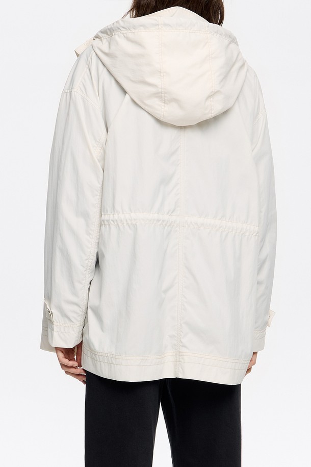 빔바이롤라(Bimba y Lola)의 25SS 웨이스트 스트링 트렌치 코트 B255AWY001IVB입니다. 여성용 아이보리 컬러 트렌치 코트로, 클래식한 디자인이 돋보입니다. 봄 시즌에 어울리는 얇고 가벼운 나일론 소재로 제작되었으며, 웨이스트 스트링 디테일로 허리 라인을 조절하여 다양한 스타일 연출이 가능합니다. 긴 소매 기장으로 제작되었으며, 시크하고 미니멀한 스타일을 선호하는 분들께 추천합니다. 더스트백이 함께 제공되어 보관이 용이하며, 데이트룩, 오피스룩, 출근룩 등 TPO에 맞춰 활용하기 좋습니다.