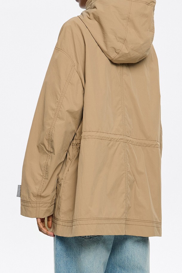 빔바이롤라 웨이스트 스트링 트렌치 코트는 여성용 트렌치 코트입니다. 베이직하고 클래식한 스타일의 봄 시즌 의류로, 일상복으로 활용하기 좋습니다. 허리 스트링 디테일이 특징이며, 레귤러핏에 얇은 두께감으로 편안하게 착용할 수 있습니다. 나일론 소재의 무지 디자인이며, 긴 소매와 트렌치 코트 타입으로 제작되었습니다. 데이트룩, 출근룩 등 다양한 스타일에 클래식, 미니멀, 캐주얼하게 연출할 수 있습니다.
