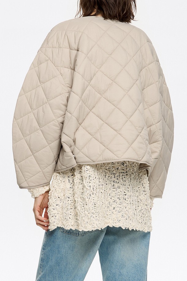 [25SS] 빔바이롤라 패디드 재킷 B255AWD001GRB는 부드러운 촉감의 나일론 소재로 제작된 여성용 패디드 재킷입니다. 캐주얼, 미니멀, 클래식 스타일을 아우르는 디자인으로, 봄, 여름 간절기에 착용하기 좋습니다. 퀼팅 디테일이 돋보이며, 크롭 기장과 레귤러핏으로 세련된 실루엣을 연출합니다. 가볍고 보온성이 뛰어나 산책룩이나 겨울 데일리룩에 활용하기 좋으며, 버튼 여밈 방식으로 편안하게 착용할 수 있습니다. 그레이 컬러의 무지 디자인으로 다양한 스타일과의 매치가 용이합니다.
