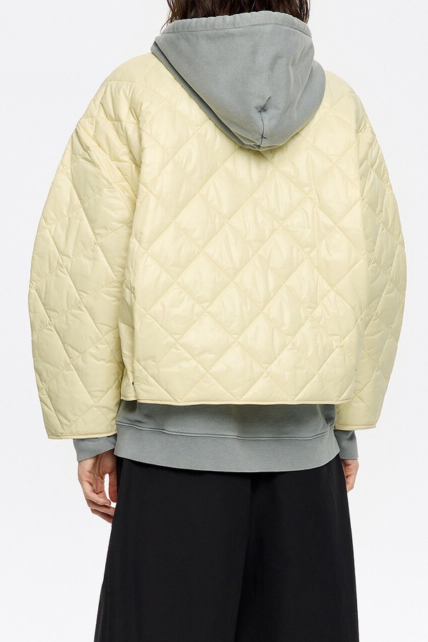 [25SS] 패디드 자켓 B255AWD002YEB는 여성용으로, 가볍고 산뜻한 봄 시즌 스타일을 연출해 줄 크롭 기장의 패디드 자켓입니다. 라이트 옐로우 컬러의 무지 디자인에 나일론과 폴리에스테르 혼방 소재를 사용하여 두꺼운 두께감과 퀼팅 디테일이 특징입니다. 오버핏으로 편안하게 착용 가능하며, 버튼 여밈 방식과 긴 소매 기장으로 캐주얼한 분위기를 더합니다.
