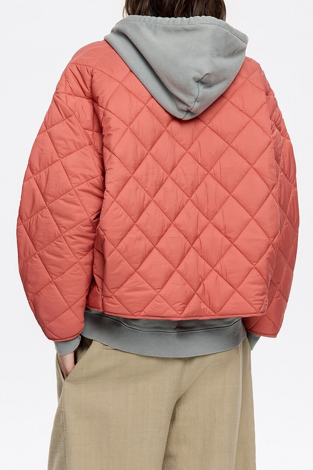 **[25SS] 빔바이롤라 패디드 자켓 B255AWD003COB**

산뜻한 코랄 컬러가 돋보이는 빔바이롤라(Bimba y Lola) 패디드 재킷입니다. 캐주얼하고 미니멀한 스타일로, 봄, 여름에 가볍게 걸치기 좋습니다. 루즈핏 크롭 기장으로, 퀄팅 처리된 나일론 소재에 두꺼운 두께감으로 제작되었습니다. 버튼 여밈 방식이며, 긴 소매 디자인이 특징입니다. 안감은 나일론 100%, 충전재는 폴리에스터 100%로 구성되어 있으며, 블랙 또는 화이트 더스트백이 랜덤으로 포함됩니다. 동네 마실룩, 봄 소풍룩에 잘 어울립니다.
