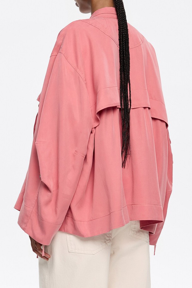 빔바이롤라 플루이드 더블 브레스트 재킷은 부드러운 리오셀 소재로 제작되어 봄, 여름 시즌에 시원하게 착용하기 좋은 여성 자켓입니다. 코랄 컬러에 루즈핏, 크롭 기장으로 엘레강스한 스타일을 연출하며, 더블 버튼 여밈 방식이 특징입니다. 플루이드 소재 특유의 유연함이 돋보이는 디자인으로, 데이트룩, 카페룩, 모임룩 등 다양한 TPO에 활용 가능합니다. 클래식, 미니멀, 시크 스타일을 선호하는 분들께 추천하는 아이템입니다.
