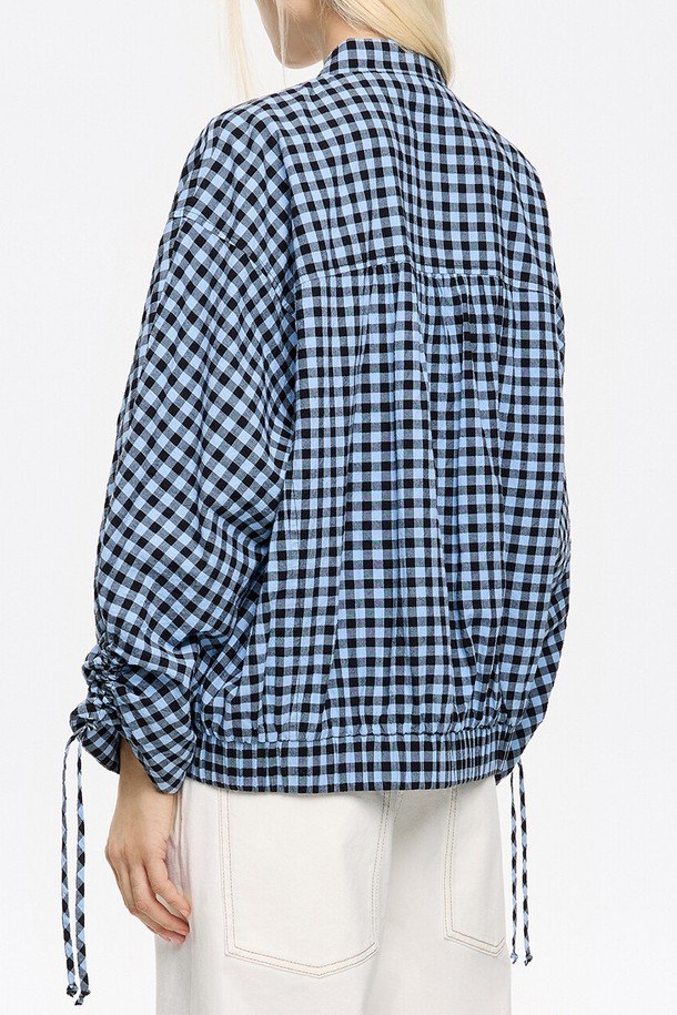 25SS 빔바이롤라 체크 봄버 재킷 B255AWU001BLB는 캐주얼, 클래식, 미니멀 스타일을 아우르는 봄 시즌 아우터입니다. 파우더 블루 컬러의 체크 패턴이 특징이며, 면과 폴리우레탄 혼방 소재로 제작되어 편안한 착용감을 선사합니다. 집업 스타일로 간편하게 착용 가능하며, 긴 소매 기장으로 다양한 스타일 연출이 용이합니다. 더스트백이 함께 제공되어 보관 및 관리가 용이합니다.
