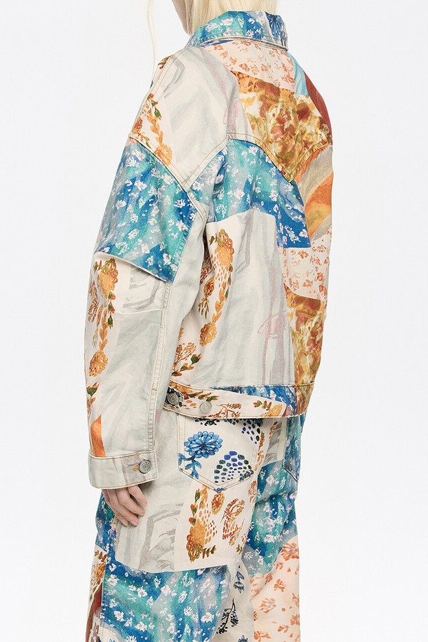 빔바이롤라 오버사이즈 패치워크 데님 재킷은 캐주얼한 스타일을 즐기는 여성 고객을 위한 25SS 시즌 제품입니다. 다양한 색상의 패치워크 디자인이 돋보이며, 오버핏 실루엣으로 편안하고 트렌디한 룩을 연출합니다. 봄, 여름 시즌에 데이트룩, 쇼핑룩 등 폭넓은 TPO에 활용하기 좋으며, 미니멀, 레트로 무드를 더해 개성 있는 스타일을 완성할 수 있습니다. 긴 소매 기장의 레귤러 기장 데님 재킷으로, 면 소재 특유의 부드러운 촉감을 느낄 수 있습니다. 블랙/화이트 색상의 더스트백이 랜덤으로 함께 제공됩니다.
