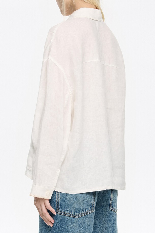 25SS 빔바이롤라 린넨 스티치 재킷 B255AWJ009IVB는 여성용 아우터 자켓입니다. 아이보리 컬러의 린넨 소재로 제작되어 봄, 여름 시즌에 시원하게 착용할 수 있습니다. 베이직한 디자인에 스티치 디테일이 더해져 미니멀, 클래식, 캐주얼 스타일을 연출하기 좋습니다. 데이트룩이나 카페룩과 같이 편안하면서도 스타일리시한 룩을 완성하고 싶을 때 추천합니다. 긴소매 기장의 레귤러 기장 자켓으로, 다양한 하의와 매치하여 폭넓은 스타일링이 가능합니다.
