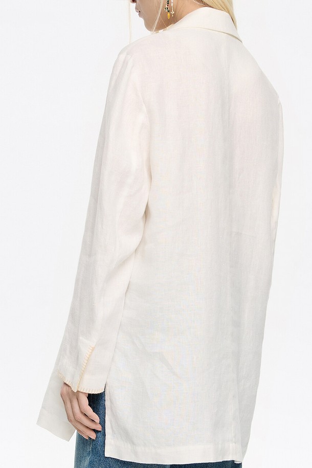 빔바이롤라 린넨 테일러드 스티치 재킷 B255AWJ008IVB는 여성용 테일러드 재킷입니다. 아이보리 컬러의 무지 디자인으로, 봄과 여름에 얇게 착용하기 좋은 린넨 소재의 레귤러핏 싱글버튼 재킷입니다. 클래식, 미니멀 스타일을 추구하며, 스티치 디테일이 돋보이는 디자인입니다. 오피스룩, 데이트룩, 카페룩 등 다양한 TPO에 활용하여 시크하고 세련된 스타일을 연출할 수 있습니다.
