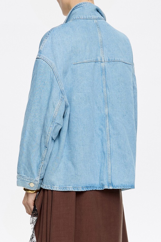 빔바이롤라(Bimba y Lola)의 [25SS] 스트레이트 데님 재킷 B255AWJ005BLB입니다. 라이트 블루 컬러의 무지 데님 재킷으로 봄, 여름 시즌에 활용하기 좋습니다. 캐주얼하고 베이직한 스타일로, 데이트룩이나 여행룩에 매치하기 좋습니다. 클래식한 데님 재킷 디자인에 스트레이트 핏으로 제작되었으며, 긴 소매와 버튼 여밈 방식을 갖추고 있습니다. 면과 리오셀 혼방 소재로 제작되었으며, 더스트백이 포함되어 있습니다.
