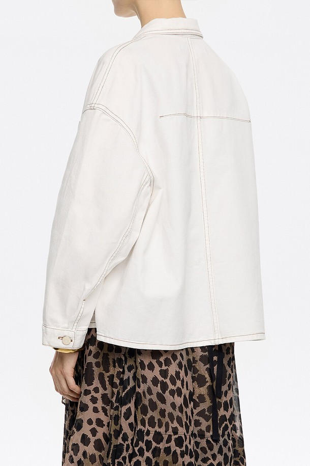 빔바이롤라 스트레이트 데님 재킷은 여성스러운 매력을 더하는 캐주얼 아우터입니다. 화이트 컬러의 무지 패턴 디자인으로 어떤 스타일에도 쉽게 매치할 수 있습니다. 봄, 여름 시즌에 어울리는 긴 소매 기장과 레귤러 기장으로 제작되었습니다. 버튼 여밈 방식과 스트레이트 핏으로 편안하면서도 세련된 실루엣을 연출합니다. 면과 리오셀 혼방 소재로 부드러운 촉감을 선사하며, 데이트룩, 쇼핑룩, 카페룩 등 다양한 TPO에 활용하기 좋습니다.
