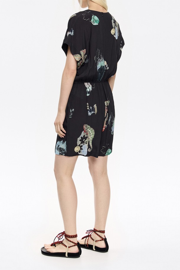 빔바이롤라의 [25SS] 카멜레온 플레이수트는 부드러운 레이온 소재로 제작되어 봄, 여름 시즌에 시원하고 편안하게 착용할 수 있습니다. 블랙 컬러에 카멜레온 프린트가 돋보이는 캐주얼 스타일의 여성 플레이수트로, V넥 디자인과 반소매 기장이 특징입니다. 더스트백(블랙/화이트 랜덤)이 포함되어 소장 가치를 높였습니다.
