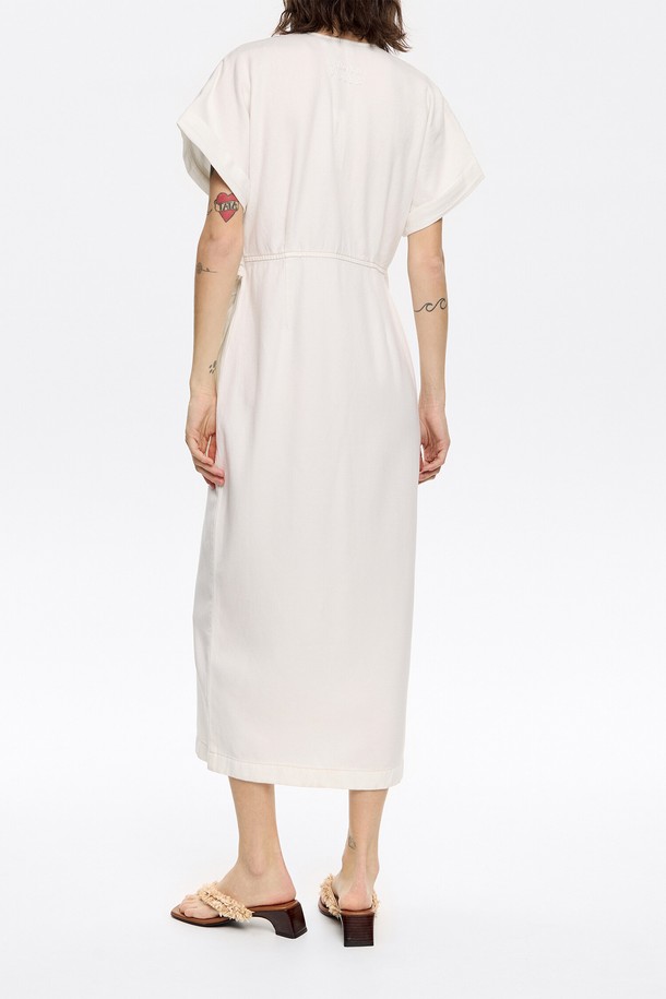 빔바이롤라 랩 미디 드레스 B255AWO004WHB는 여성용 랩 미디 드레스입니다. 봄, 여름 시즌에 어울리는 화이트 컬러의 무지 디자인으로, 미니멀하고 베이직한 스타일을 연출합니다. 면과 리오셀 혼방 소재로 제작되어 편안한 착용감을 제공하며, 레귤러핏과 V넥 디자인이 특징입니다. 데이트룩, 카페룩, 여행룩 등 다양한 TPO에 활용 가능하며, 미니멀, 클래식, 캐주얼 스타일을 즐기는 분들께 추천합니다. 반소매 기장의 미디 길이 랩 드레스입니다.
