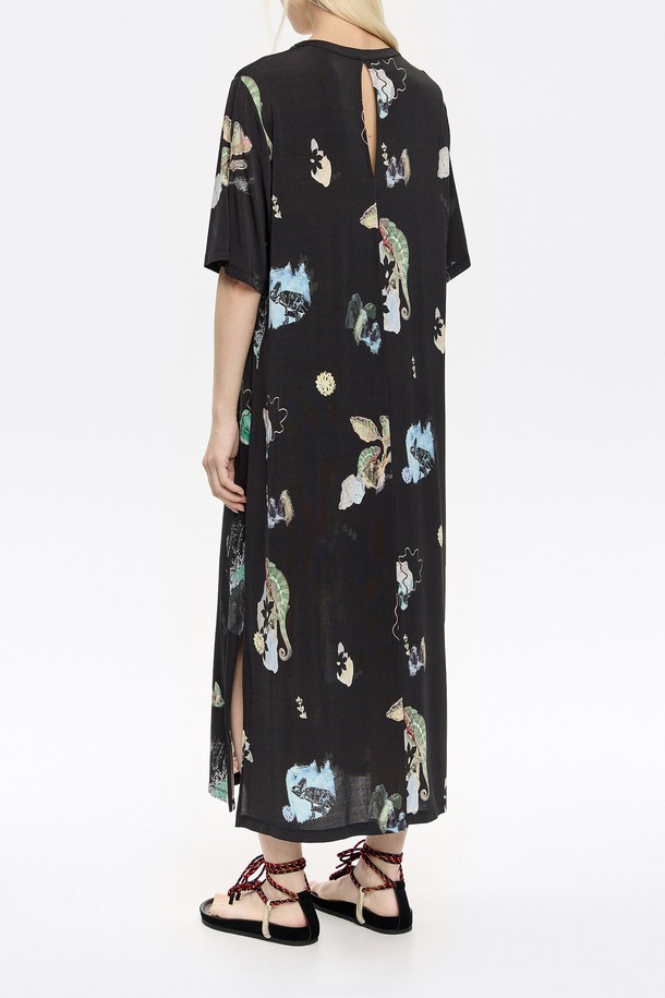 [25SS] 빔바이롤라 카멜레온 티셔츠 드레스 B255AWO023BKB는 여성용 티셔츠 드레스입니다. 레이온과 플리우레탄 혼방 소재로 제작되어 편안한 착용감을 선사하며, A라인 핏과 라운드넥 디자인으로 캐주얼한 스타일을 연출합니다. 봄, 여름 시즌에 적합하며, 블랙 컬러에 프린트 패턴이 돋보입니다. 사이즈는 XXS, XS, XS-S, M, L로 다양하게 출시되었으며, 더스트백(블랙/화이트 랜덤)이 포함되어 있습니다. 동네 마실룩이나 여행룩으로 활용하기 좋은 미니멀한 디자인의 드레스입니다.
