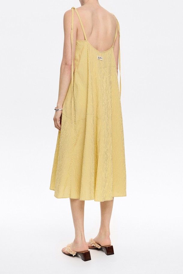 25SS 시즌 빔바이롤라의 여성용 스트라이프 A라인 미디 드레스입니다. 면, 폴리에스테르, 폴리우레탄 혼방 소재로 제작되어 봄, 여름 시즌에 시원하게 착용하기 좋습니다. 스퀘어넥과 민소매 디자인으로 베이직하면서도 세련된 스타일을 연출하며, 옐로우 컬러의 스트라이프 패턴이 산뜻함을 더합니다.
