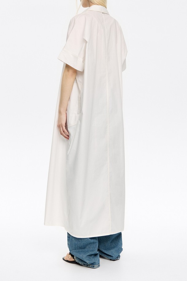 빔바이롤라 코튼 셔츠 드레스는 25SS 시즌을 맞아 새롭게 출시된 여성 셔츠 드레스입니다. 부드러운 면 소재로 제작되어 편안한 착용감을 선사하며, 미니멀하고 베이직한 디자인으로 다양한 TPO에 활용하기 좋습니다. 오버핏 루즈핏의 화이트 컬러 무지 디자인으로, 데이트룩이나 카페룩 등 스타일리시한 연출이 가능합니다. 반소매 셔츠형 치마 타입이며, 카라 디테일이 더해져 클래식하면서도 캐주얼한 무드를 더합니다.

