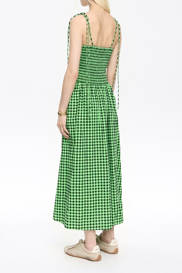 [25SS] 빔바이롤라 체크 텍스쳐 드레스는 여성용으로, 봄과 여름에 어울리는 캐주얼 스타일의 롱 드레스입니다. 네온 그린 컬러의 체크 패턴과 A라인 치마핏이 특징이며, 얇은 두께감과 민소매 디자인으로 시원하게 착용할 수 있습니다. 면 99%와 폴리우레탄 1%의 혼방 소재로 제작되어 편안한 착용감을 선사하며, 텍스쳐 디테일이 더해져 독특한 매력을 더합니다. 데이트룩, 여행룩, 휴가룩 등 다채로운 TPO에 활용 가능하며, 미니멀하고 리조트 스타일을 연출하기 좋습니다.
