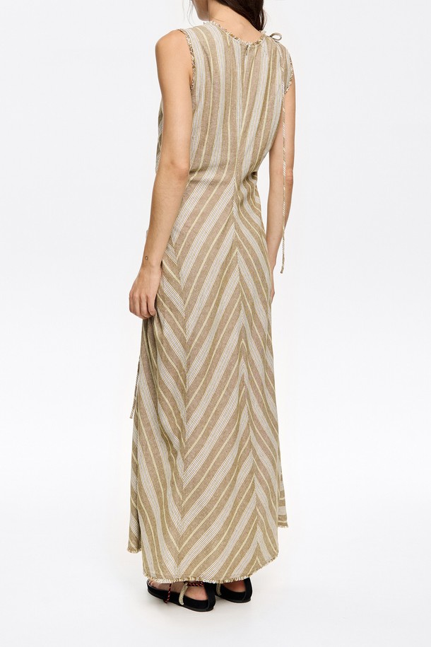 [25SS] 빔바이롤라 올리브 프레이드 린넨 믹스 맥시 드레스는 린넨 53%와 레이온 47% 혼방 소재로 제작되어 시원하고 편안한 착용감을 선사합니다. 올리브 컬러의 스트라이프 패턴과 민소매, 라운드넥 디자인이 특징이며, 프레이드 디테일로 포인트를 더해 자연스러우면서도 세련된 스타일을 연출합니다. 일상에서 편안하게 즐길 수 있는 맥시 기장의 드레스입니다.
