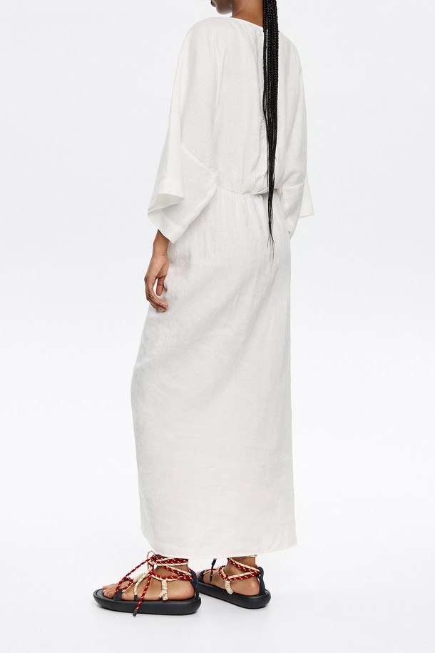 [25SS] 빔바이롤라 러플 린넨 드레스 B255AWO020IVB는 여성용 린넨 드레스로, 봄과 여름에 어울리는 아이보리 컬러입니다. 우아하고 엘레강스한 스타일을 연출하며, 데이트룩, 카페룩, 여행룩 등 다양한 TPO에 활용할 수 있습니다. 러플 디테일이 돋보이며, 클래식, 미니멀, 로맨틱 스타일을 즐기는 분들께 추천합니다. 린넨 소재 특유의 시원한 착용감을 느낄 수 있으며, 더스트백이 함께 제공됩니다 (색상은 블랙 또는 화이트 중 랜덤).
