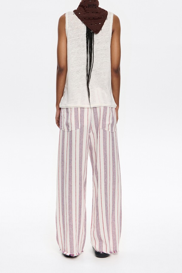 빔바이롤라의 25SS 린넨 믹스 프레이드 조거 트라우저는 여성용 조거 팬츠입니다. 아이보리 컬러에 린넨과 레이온 혼방 소재로 제작되어 봄, 여름 시즌 데일리룩에 적합하며, 캐주얼한 스타일을 연출합니다. 릴렉스 핏의 긴 기장으로 편안함을 더하고, 밴딩 허리와 스트라이프 패턴, 밑단의 프레이드 디테일이 특징입니다.
