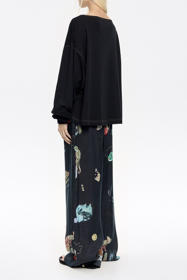 [25SS] 카멜레온 플루이드 조거는 부드러운 레이온과 리오셀 혼방 소재로 제작되어 편안한 착용감을 선사합니다. 캐주얼 스타일의 여성용 조거 팬츠로, 블랙과 아이보리 두 가지 색상으로 출시되었습니다. 허리 밴딩과 루즈핏으로 편안함을 더했으며, 점프수트 스타일을 연출할 수 있는 디자인입니다.
