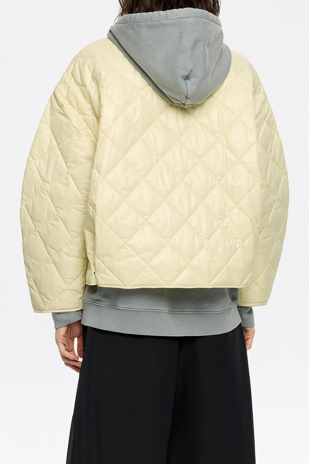 [25SS] 빔바이롤라 패디드 재킷 B255AWD002YEB은 여성용 패디드 재킷입니다. 가볍고 따뜻한 폴리에스터 충전재와 나일론 소재로 제작되어 간절기에 활용하기 좋습니다. 밝은 Light Yellow 컬러와 퀼팅 디자인이 캐주얼하고 경쾌한 분위기를 연출하며, 크롭 기장과 레귤러핏으로 편안하게 착용 가능합니다. 스냅 버튼으로 여밈 방식을 더했으며, 일상 및 봄 소풍룩에 잘 어울립니다. 미니멀하고 클래식한 스타일을 선호하는 분들에게 적합합니다.
