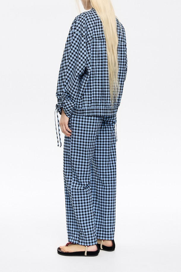 빔바이롤라 체크 텍스처 스트레이트 트라우저 (BIMBA Y LOLA Check Texture Straight Trouser)는 여성용 스트레이트 핏 팬츠입니다. 봄, 여름 시즌에 적합하며, 블루 컬러의 체크 패턴으로 캐주얼한 스타일을 연출합니다. 면과 폴리우레탄 혼방 소재로 제작되어 편안한 착용감을 제공하며, 텍스처 디테일이 돋보이는 디자인입니다. 데이트룩, 쇼핑룩 등 다양한 TPO에 미니멀, 클래식 스타일로 활용하기 좋습니다.
