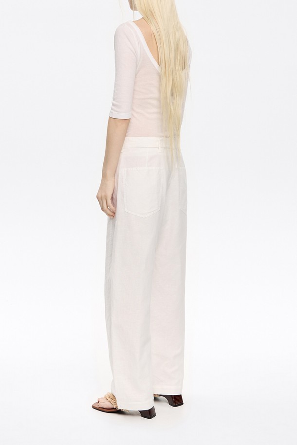 빔바이롤라 린넨 믹스 배럴 트라우저 (B255AWP019IVA)는 여성용 린넨 트라우저입니다. 아이보리 색상으로, 봄과 여름에 어울리는 베이직 스타일의 긴 기장 바지입니다. 린넨과 레이온 혼방 소재로 제작되어 편안한 착용감을 선사하며, 루즈핏 배럴핏으로 트렌디한 실루엣을 연출합니다. 카페룩, 산책룩 등 다양한 TPO에 맞춰 미니멀, 클래식, 캐주얼 스타일을 완성할 수 있습니다.
