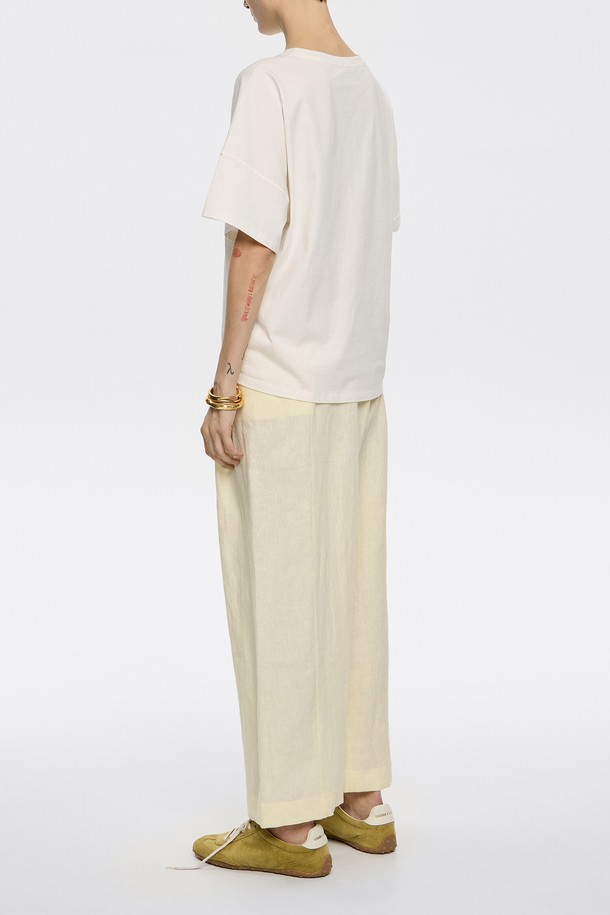 빔바이롤라(BIMBA Y LOLA) 린넨 다트 트라우저입니다. 라이트 옐로우 컬러의 린넨 소재로 제작되어 봄, 여름 시즌에 시원하게 착용하기 좋습니다. 베이직한 디자인으로 미니멀, 클래식, 캐주얼 등 다양한 스타일 연출이 가능하며, 데이트룩, 카페룩에 잘 어울립니다. 다트 디테일이 더해져 세련된 실루엣을 완성하며, 긴 기장으로 편안하게 착용할 수 있습니다.
