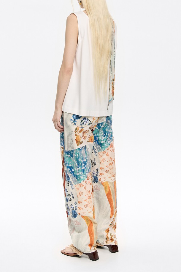 빔바이롤라(Bimba y Lola)의 25SS 시즌 패치워크 데님 팬츠입니다. 여성용으로, 캐주얼하고 미니멀한 스타일을 연출하기 좋습니다. 다양한 컬러의 패치워크 디자인으로 포인트를 주어 개성 있는 룩을 완성할 수 있습니다. 봄, 여름 시즌에 활용하기 좋은 긴 기장의 데님 팬츠이며, 데님과 면 혼방 소재로 제작되었습니다. 일상복으로 편안하게 착용할 수 있는 아이템입니다.
