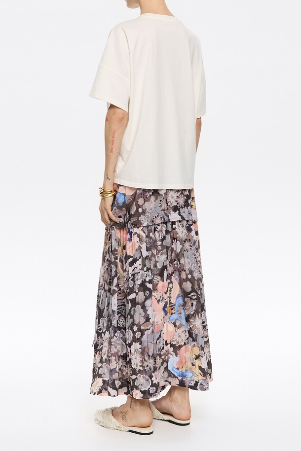 25SS 시즌, 빔바이롤라 가자니아 어드저스터블 A라인 스커트입니다. 레이온과 나일론 혼방 소재로 제작되어 부드러운 촉감과 편안한 착용감을 선사합니다. A라인 핏으로 다리가 길어 보이는 효과를 주며, 어드저스터블 디자인으로 허리 사이즈 조절이 용이합니다. 데이트룩, 카페룩 등 다양한 TPO에 활용 가능하며, 미니멀, 클래식, 캐주얼 스타일을 연출하기 좋습니다. KHAKI, Brown 두 가지 색상으로 출시되었습니다.
