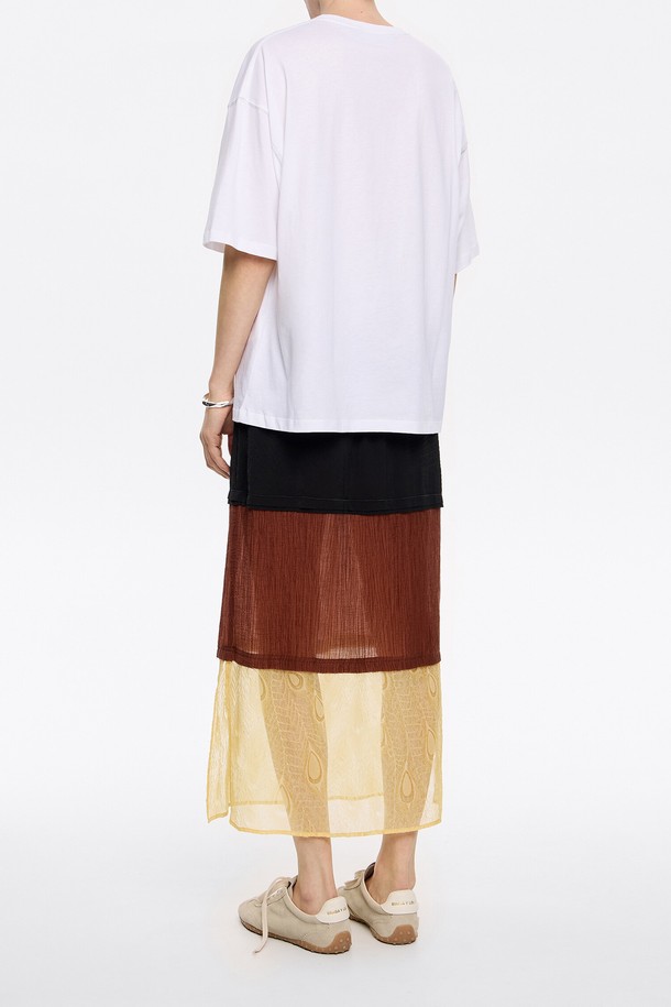 빔바이롤라 (BIMBA Y LOLA)의 25SS 스트레이트 미디 스커트 B255AWS008BKB입니다. 여성용 미디 스커트로, 봄, 여름 시즌에 어울리는 아이템입니다. 블랙 컬러의 쓰리톤 패턴이 미니멀하고 시크한 스타일을 연출합니다. 폴리에스터, 리오셀, 나일론 혼방 소재로 제작되었으며, 스트레이트 핏으로 편안하게 착용할 수 있습니다. 출근룩과 데이트룩에 활용하기 좋으며, 더스트백이 함께 제공됩니다(블랙/화이트 랜덤).
