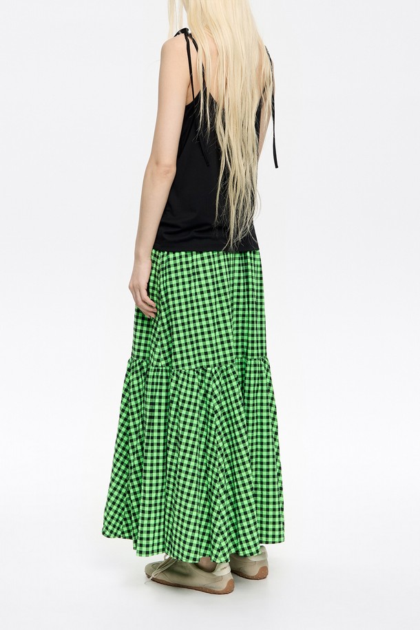 빔바이롤라(BIMBA Y LOLA)의 25SS 체크 미디 스커트입니다. 싱그러운 그린 컬러에 면과 폴리우레탄 혼방 소재로 제작되어 봄, 여름 시즌에 시원하고 편안하게 착용할 수 있습니다. A라인 핏과 루즈핏으로 체형에 구애 없이, 캐주얼하면서도 여성스러운 스타일을 연출합니다. 체크 패턴과 사이드 포켓 디테일이 돋보이며, 동네 마실룩, 봄 소풍룩, 캐주얼, 미니멀, 클래식 스타일링에 활용하기 좋습니다.
