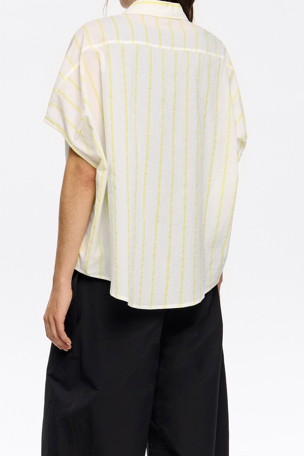 [25SS] 빔바이롤라 스트라이프 케이프 셔츠는 산뜻한 옐로우 컬러와 캐주얼한 스트라이프 패턴이 돋보이는 여성 상의입니다. 봄, 여름 시즌에 어울리는 반소매 기장의 크롭 기장 루즈핏 셔츠로, 케이프 스타일과 칼라넥 디자인이 특징입니다. 면 소재로 제작되어 편안한 착용감을 선사하며, 일상복으로 활용하기 좋습니다.
