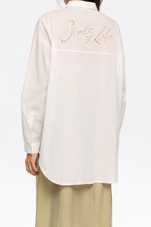 [25SS] 빔바이롤라 브로드리 앵글라이즈 로고 셔츠 B255AWB004WHB는 여성용 셔츠/블라우스입니다. 2025년 봄/여름 시즌 제품으로, 베이직한 스타일을 추구하며 출근룩과 데이트룩에 모두 잘 어울립니다. 화이트 컬러의 레귤러핏 셔츠로, 면 96%와 폴리에스테르 4% 혼방 소재로 제작되었습니다. 브로드리 앵글라이즈 로고 패턴과 칼라넥, 긴 소매 디자인이 특징이며, 클래식, 미니멀, 캐주얼 스타일을 연출하기 좋습니다. 빔바이롤라 브랜드의 감성을 담아낸 셔츠입니다.
