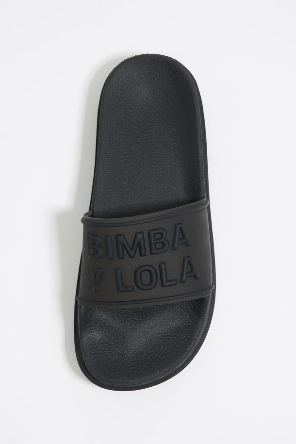 [25SS] 빔바이롤라 블랙 플랫폼 핏플랍 (B255AIS018BKC)은 여성용 플랫폼 샌들입니다. 봄, 여름 시즌에 어울리는 블랙 컬러의 슬리퍼 스타일로, 고무 소재를 사용하여 편안한 착용감을 제공합니다. 로고 패턴이 돋보이며, 캐주얼, 미니멀, 리조트 스타일의 TPO에 적합하여 동네 마실룩, 휴가룩, 여행룩 등 다양한 상황에서 활용할 수 있습니다. 플랫 굽으로 편안함을 더하여 일상 속에서 스타일리시하게 연출할 수 있는 아이템입니다.
