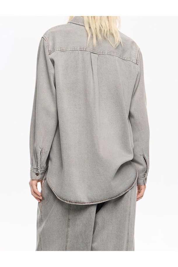 [25FW] 빔바이롤라 스트레이트 리오셀 데님라이크 셔츠 B256AWB002GRB는 여성용 셔츠/블라우스로, 가을과 겨울에 착용하기 좋습니다. 베이직하고 캐주얼한 스타일의 이 셔츠는 데님 느낌을 살린 리오셀 소재로 제작되어 뻣뻣한 촉감을 가지고 있습니다. 그레이 컬러의 무지 디자인에 긴 소매와 카라넥, 레귤러 기장으로, 출근룩이나 캐주얼, 클래식, 미니멀 스타일 연출에 활용할 수 있습니다. 스트레이트 핏으로 제작되어 편안한 착용감을 선사합니다.
