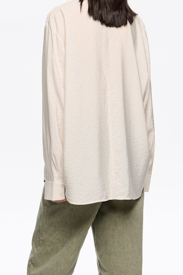 [25FW] 스트레이트 화이트 미니스톤 셔츠 B256AWB004IVB는 레이온과 나일론 혼방 소재로 제작되어 부드러운 촉감과 편안한 착용감을 선사하는 여성 셔츠입니다. 아이보리 컬러에 미니멀한 스타일이 돋보이며, 가을, 겨울 시즌에 적합합니다. 스트레이트 라인과 라인스톤 장식이 더해져 세련된 무드를 자아냅니다. 데이트룩, 카페룩 등 다양한 TPO에 활용 가능하며, 박시한 핏으로 편안하면서도 스타일리시하게 연출할 수 있습니다. 긴 소매 기장의 셔츠로 미니멀, 클래식, 캐주얼 스타일을 모두 소화할 수 있습니다.
