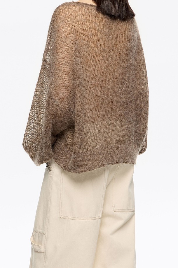 [25FW] 오버사이즈 울 믹스 스웨터 B256AWK001BRB는 부드러운 촉감의 여성용 오버핏 스웨터입니다. 가을과 겨울에 어울리는 두꺼운 두께감으로 따뜻하게 착용할 수 있으며, 베이직하고 캐주얼한 스타일을 연출합니다. 울, 나일론, 모헤어가 혼방된 소재로 제작되어 포근함을 더하고, 라운드 넥과 긴 소매 디자인으로 편안함을 제공합니다. 브라운 컬러의 무지 패턴은 다양한 룩에 매치하기 용이하며, 겨울 데일리룩, 카페룩, 집콕룩 등 다채로운 TPO에 활용 가능합니다. 클래식, 미니멀, 캐주얼 스타일을 즐겨 입는 여성에게 추천합니다.
