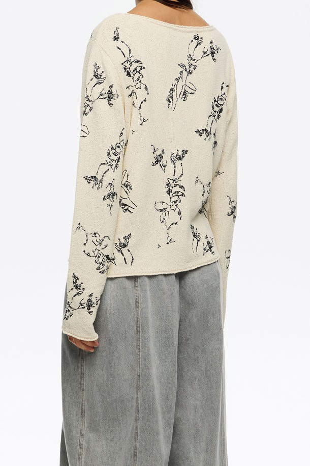 [25FW] 라이트옐로우 플라워 코튼 스웨터 B256AWK005IVB는 여성용 니트/스웨터입니다. 가을, 겨울 시즌에 어울리는 캐주얼 스타일의 긴소매 스웨터로, 라이트옐로우와 아이보리 컬러의 플라워 패턴이 특징입니다. 면, 레이온, 나일론, 폴리에스터 혼방 소재로 제작되어 부드러운 촉감을 선사하며, 일상생활에서 편안하게 착용할 수 있습니다. 가을 나들이룩이나 겨울 데일리룩에 활용하기 좋은 아이템입니다. 핏은 레귤러 기장의 스웨터로, 캐주얼, 클래식, 미니멀 스타일을 즐겨 입는 분들께 추천합니다.
