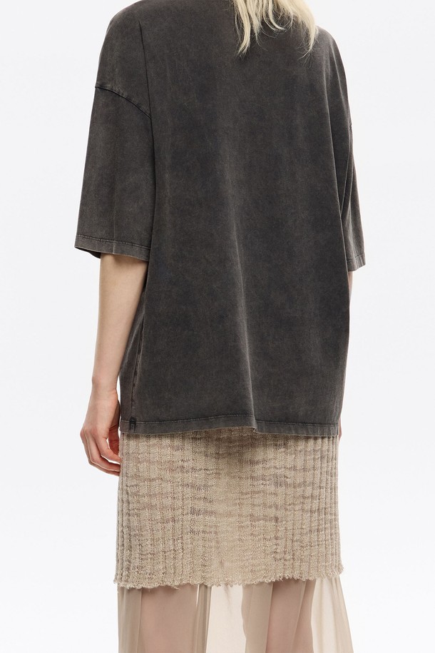 [25FW] 오버사이즈 워시드 로고 티셔츠 B256AWT001BKB는 편안한 착용감과 스타일리시함을 동시에 선사하는 상의입니다. 부드러운 면 소재로 제작되어 봄, 여름철 데일리룩으로 활용하기 좋으며, 워싱 가공을 통해 자연스러운 멋을 더했습니다. 라운드넥과 반소매 디자인으로 어떤 스타일에도 쉽게 매치할 수 있으며, 오버핏으로 트렌디한 캐주얼 무드를 연출합니다. 블랙 컬러에 로고 프린트가 포인트로 들어가 미니멀하면서도 개성 있는 스타일을 완성합니다. 동네 마실룩, 봄 소풍룩 등 편안한 자리에 잘 어울립니다.
