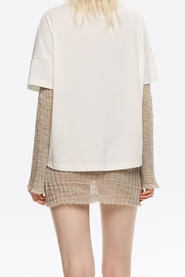 **[25FW] 코튼 박시 스몰로고 티셔츠 B256AWT004IVB**는 부드러운 면 소재로 제작되어 봄, 여름, 가을 시즌에 활용하기 좋은 공용 티셔츠입니다. 아이보리 컬러에 베이직하고 캐주얼한 스타일로, 라운드넥과 반소매 디자인이 특징입니다. 얇은 두께감과 박시핏으로 편안한 착용감을 선사하며, 일상 및 동네 마실룩, 카페룩에 적합합니다. 미니멀한 무드의 로고 패턴이 돋보이며, 더스트백이 함께 제공됩니다.
