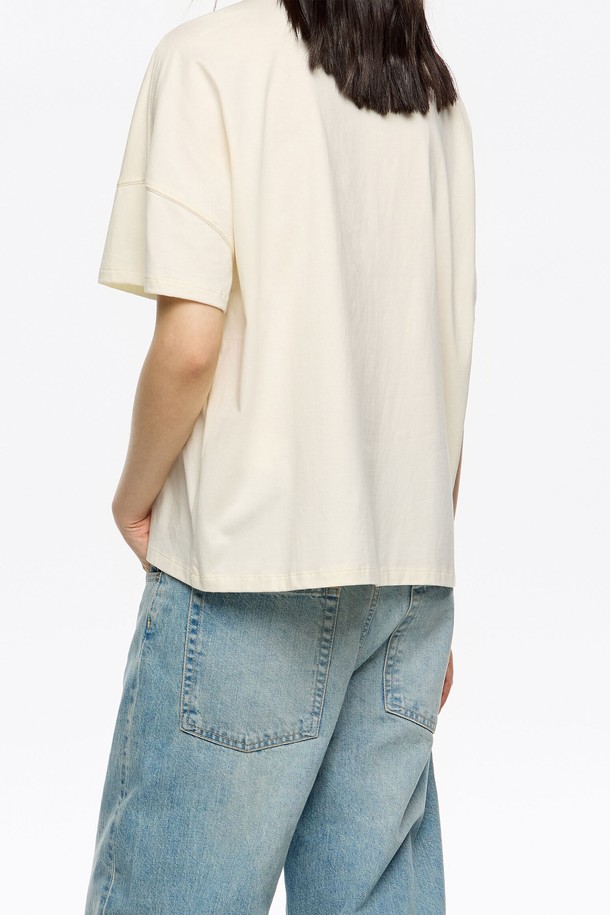 **[25FW] 아이보리 오버사이즈 엠브로더리 행잉 로고 티셔츠**는 여성용 티셔츠로, 가을과 겨울에 어울리는 캐주얼 스타일의 아이템입니다. 아이보리 색상의 면과 폴리에스터 혼방 소재로 제작되었으며, 라운드넥에 반소매 기장으로 편안하게 착용할 수 있습니다. 오버핏 실루엣에 엠브로더리 로고 패턴이 특징이며, 레귤러 기장으로 디자인되었습니다. 겨울 데일리룩에 활용하기 좋으며, 더스트백이 함께 제공됩니다 (블랙 또는 화이트 중 랜덤).
