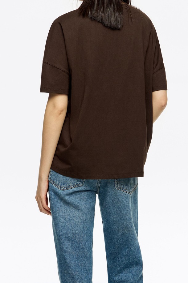 [25FW] 버건디 오버사이즈 엠브로더리 행잉 로고 티셔츠는 캐주얼한 스타일을 선호하는 분들을 위한 상의입니다. 면과 폴리에스테르 혼방 소재로 제작되어 편안한 착용감을 제공하며, 오버핏 디자인으로 트렌디한 스타일을 연출합니다. 버건디 컬러에 로고 엠브로더리 패턴이 포인트로 들어가 시각적인 매력을 더하고, 프린지 디테일로 유니크함을 더했습니다. 동네 마실룩이나 여행룩 등 다양한 상황에서 활용하기 좋으며, 미니멀, 스트리트 스타일을 즐겨 입는 분들께 추천합니다.