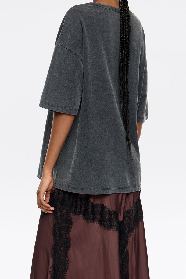 [25FW] 블랙 오버사이즈 스몰 로고 티셔츠 B256AWT008BKB는 캐주얼 스타일의 블랙 컬러 티셔츠입니다. 사계절 내내 착용하기 좋으며, 라운드넥과 반소매 디자인으로 편안한 착용감을 선사합니다. 오버핏으로 트렌디함을 더했으며, 전면에 로고 패턴이 특징입니다. 면 소재로 제작되어 부드러운 촉감을 느낄 수 있는 데일리 티셔츠입니다. 미니멀한 스타일을 연출하기에 좋습니다.
