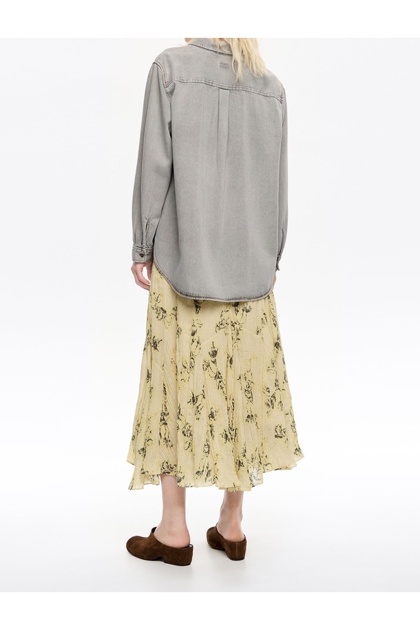 빔바이롤라(BIMBA Y LOLA)의 [25FW] A라인 미디 프린트 엘라스틱 웨이스트 스커트 B256AWS001IVA 입니다. 아이보리 컬러에 프린트 패턴으로 엘레강스한 무드를 연출하며, 가을/겨울 시즌에 적합합니다. 허리 부분은 엘라스틱 밴딩 처리되어 편안한 착용감을 선사하며, A라인 핏으로 여성스러운 실루엣을 강조합니다. 데이트룩, 모임룩, 출근룩 등 다양한 TPO에 클래식, 미니멀, 로맨틱 스타일로 매치하여 활용할 수 있습니다.
