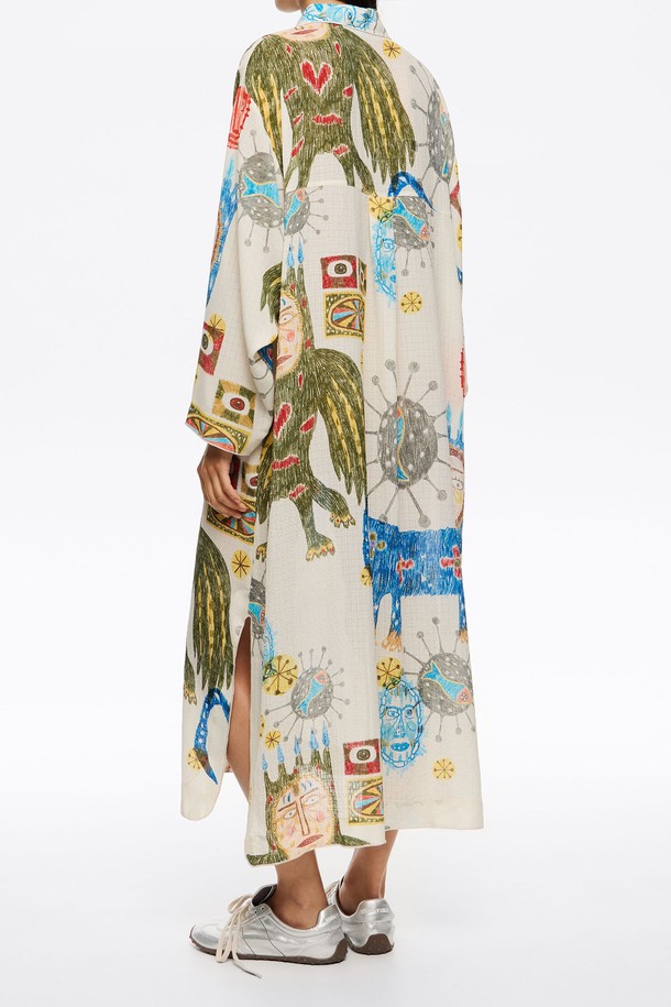 [25FW] 스트레이트 판타지 패브릭 미디 드레스 B256AWO004IVB는 미니멀한 스타일을 추구하는 여성들을 위한 아이보리 컬러의 미디 드레스입니다. 가을과 겨울에 어울리는 이 드레스는 텍스처드 패턴의 폴리에스터와 폴리우레탄 혼방 소재로 제작되어, 텍스처드 촉감과 스트레이트 핏을 선사합니다. 데이트룩이나 겨울 데일리룩에 적합하며, 클래식, 시크한 스타일을 연출하기 좋습니다. 빅 마스크 패턴 디테일이 특징이며, 스트레이트 치마 타입으로 세련된 실루엣을 완성합니다.
