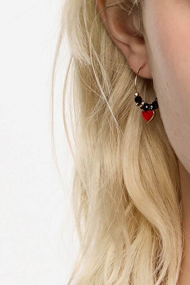 [25FW] 레드 하트 크리스탈 후프 이어링 B256AIW004BKF는 여성스러운 매력을 강조하는 후프 이어링입니다. 블랙과 레드의 세련된 컬러 조합에 하트 모티프와 크리스탈 장식이 더해져 로맨틱한 분위기를 연출합니다. 황동, 유리, 에나멜수지 소재로 제작되었으며, 데이트룩, 모임룩, 파티룩 등 다양한 TPO에 잘 어울립니다. 걸리시하고 클래식한 스타일을 즐기는 분들께 추천하며, 더스트백 포함 가능합니다.
