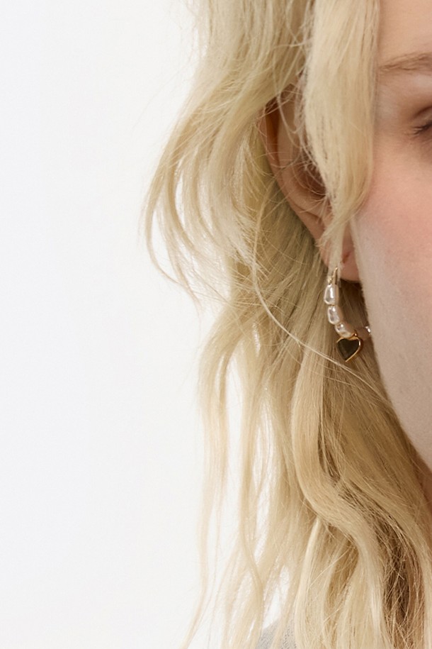 [25FW] 골드 하트 펄 후프 이어링 B256AIW005IVF는 여성스러운 분위기를 더해줄 이어링입니다. 아이보리 컬러와 골드 컬러의 조화가 돋보이며, 메탈, 글라스, 에나멜 레진 소재로 제작되었습니다. 하트와 펄 장식이 우아하고 페미닌한 스타일을 연출하며, 후프 스타일로 착용이 간편합니다. 데이트룩, 모임룩, 카페룩 등 다양한 TPO에 매치하여 클래식, 로맨틱, 미니멀 스타일을 완성해보세요.
