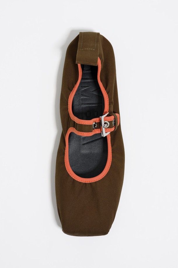 세련된 무드를 연출하는 [25FW] 그린 패브릭 발레리나 B256AIS001GN4입니다. 부드러운 패브릭 소재와 스퀘어 앞코 디자인이 특징이며, 가을, 겨울 시즌 데이트룩과 모임룩에 포인트를 더해줍니다. 메리제인 탑라인과 스트랩, 플랫 굽으로 걸리시하고 클래식한 분위기를 선사합니다. 미니멀한 스타일을 즐기는 여성분들께 추천하며, 그린 컬러가 세련된 룩을 완성해줍니다. 발레리나 스타일의 편안함과 여성스러움을 동시에 느껴보세요.
